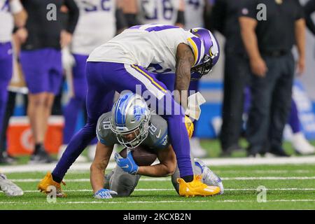 KhaDarel Hodge, grand receveur des Lions de Detroit (18), est attaqué par le Minnesota Vikings Corner back Bashaud Breeland (21) lors de la deuxième moitié d'un match de football de la NFL à Detroit, Michigan, États-Unis, dimanche, 5 décembre 2021. (Photo de Jorge Lemus/NurPhoto) Banque D'Images