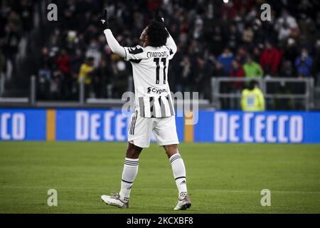 Le défenseur de Juventus Juan Cuadrado (11) célèbre après avoir marquant son but du faire 1-0 lors du match de football de la série n.16 JUVENTUS - GÊNES sur 05 décembre 2021 au stade Allianz à Turin, Piémont, Italie. (Photo de Matteo Bottanelli/NurPhoto) Banque D'Images