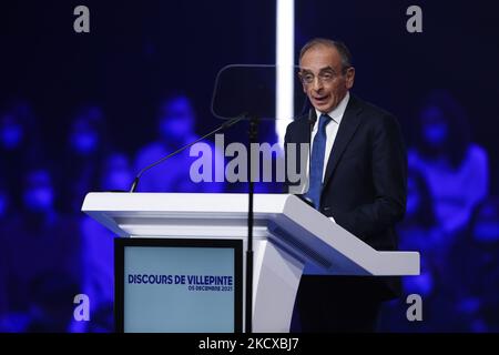 Un expert des médias français d'extrême-droite et le candidat à la présidentielle de 2022 Eric Zemmour prononcera un discours lors de son rallye de campagne à Villepinte, près de Paris, sur 5 décembre 2021. (Photo de Michel Stoupak/NurPhoto) Banque D'Images