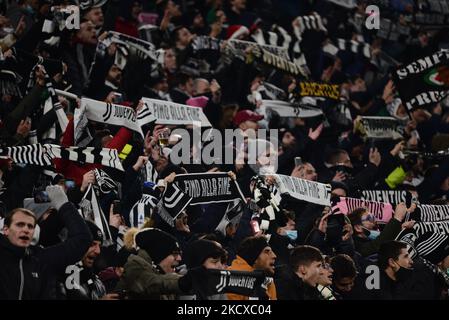 Juventus Supporters pendant la série Un match entre Juventus FC et Genova CFC au stade Allianz, à Turin, Italie, le 5 décembre 2021 (photo d'Alberto Gandolfo/NurPhoto) Banque D'Images