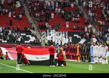 Vue générale à l'intérieur du stade alors que les joueurs s'alignent avant la coupe arabe de la FIFA, Qatar 2021 Group A match entre le Qatar et l'Irak au stade Al Bayt sur 06 décembre 2021 à Al Khor, Qatar. (Photo par Ayman Aref/NurPhoto) Banque D'Images