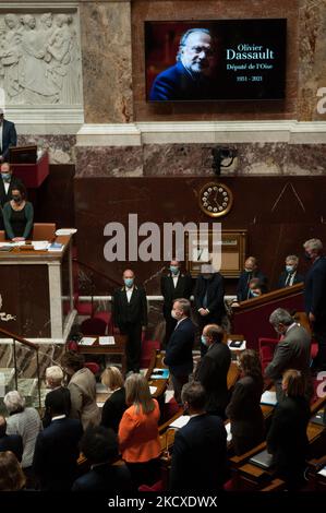 L'Assemblée nationale dans le silence de cette minute en hommage à Olivier Dassault, à la fin de la session de questions au gouvernement au Parlement, à Paris, le 7 décembre 2021. (Photo par Andrea Savorani Neri/NurPhoto) Banque D'Images