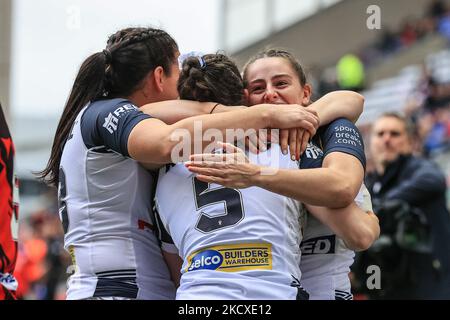 Wigan, Royaume-Uni. 05th novembre 2022. Leah Burke England fête son essai avec des coéquipiers lors du match de coupe du monde de rugby féminin England Women vs Canada Women au DW Stadium, Wigan, Royaume-Uni, 5th novembre 2022 (photo de Mark Cosgrove/News Images) à Wigan, Royaume-Uni, le 11/5/2022. (Photo de Mark Cosgrove/News Images/Sipa USA) crédit: SIPA USA/Alay Live News Banque D'Images