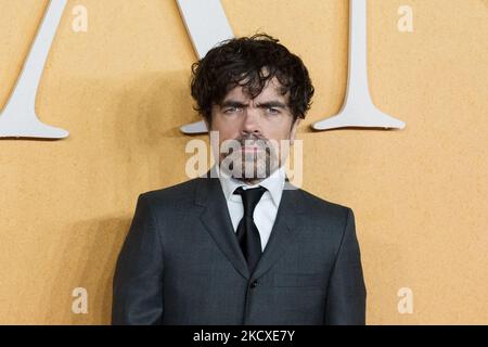 LONDRES, ROYAUME-UNI - 07 DÉCEMBRE 2021: Peter Dinklage participe à la première britannique de 'Cyrano' à Odeon Luxe Leicester Square sur 07 décembre 2021 à Londres, en Angleterre. (Photo de Wiktor Szymanowicz/NurPhoto) Banque D'Images