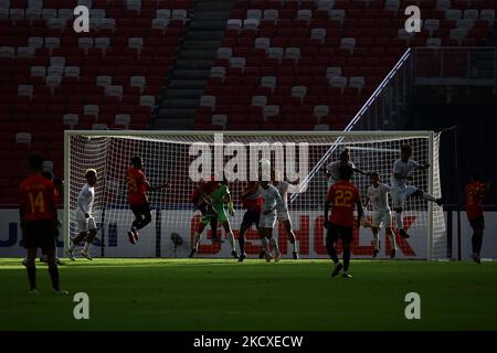 Les joueurs se disputent le ballon lors du match de la coupe AFF Suzuki 2020 Group A entre le Myanmar et le Timor Leste au stade national de 8 décembre 2021 à Singapour. (Photo de Suhaimi Abdullah/NurPhoto) Banque D'Images