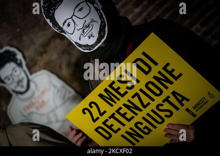 Les gens assistent à une manifestation pour la sortie de Patrick Zaki à Rome, Italie, 07 décembre 2021. Un tribunal égyptien a ordonné la libération de Patrick Zaki de prison, en attendant son procès sur 01 février 2022. Zaki, étudiant égyptien en informatique et chercheur à l'Université de Bologne, a été arrêté à son arrivée à l'aéroport international du Caire en février dernier, à son retour d'Italie en Égypte pour une visite en famille. (Photo par Andrea Ronchini/NurPhoto) Banque D'Images