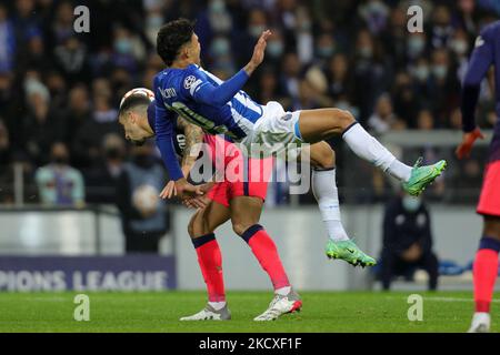 Le brésilien de Porto Evanilson (R) est vié avec le défenseur Mario Hermoso de l'Atlético de Madrid (L) lors de la phase du Groupe de la Ligue des champions de l'UEFA - match du groupe B entre le FC Porto et l'Atlético de Madrid, au stade Dragao de Porto sur 7 décembre 2021. (Photo de Paulo Oliveira / NurPhoto) Banque D'Images