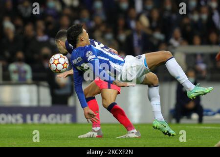 Le brésilien de Porto Evanilson (R) est vié avec le défenseur Mario Hermoso de l'Atlético de Madrid (L) lors de la phase du Groupe de la Ligue des champions de l'UEFA - match du groupe B entre le FC Porto et l'Atlético de Madrid, au stade Dragao de Porto sur 7 décembre 2021. (Photo de Paulo Oliveira / NurPhoto) Banque D'Images