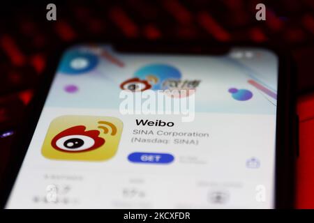 Le logo Weibo sur l'App Store est visible sur un écran de téléphone dans cette photo d'illustration prise à Cracovie, en Pologne, sur 8 décembre 2021. (Photo de Jakub Porzycki/NurPhoto) Banque D'Images