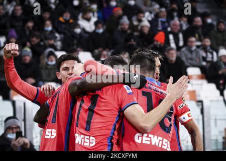 Atalanta Forward Duvan Zapata (91) fête avec ses coéquipiers après avoir marquant son but du faire 0-1 pendant la série Un match de football n.14 JUVENTUS - ATALANTA sur 27 novembre 2021 au stade Allianz à Turin, Piémont, Italie. Résultat final: Juventus-Atalanta 0-1. (Photo de Matteo Bottanelli/NurPhoto) Banque D'Images