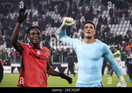 Atalanta avant Duvan Zapata (91) et le gardien de but Atalanta Juan Musso (1) célèbrent la victoire après le match de football Serie A n.14 JUVENTUS - ATALANTA sur 27 novembre 2021 au stade Allianz à Turin, Piémont, Italie. Résultat final: Juventus-Atalanta 0-1. (Photo de Matteo Bottanelli/NurPhoto) Banque D'Images