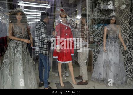 Les Palestiniens ont vêtu un mannequin costume du Père Noël dans un magasin de la ville de Gaza, à 9 décembre 2021. (Photo de Majdi Fathi/NurPhoto) Banque D'Images