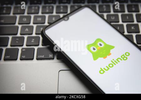 Dans cette illustration photo, un logo Duolingo affiché sur un écran de smartphone avec un mot-clé d'ordinateur en arrière-plan à Athènes, Grèce sur 9 décembre 2021. (Photo de Nikolas Kokovovlis/NurPhoto) Banque D'Images