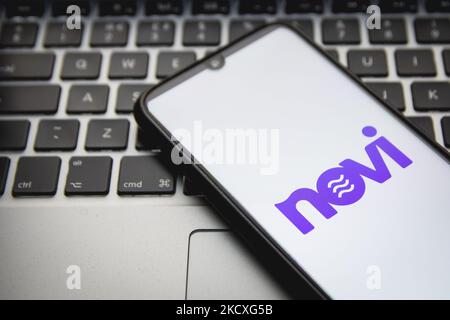 Dans cette illustration photo, un logo Novi Financial, Inc. Apparaît sur un écran de smartphone avec un mot-clé d'ordinateur en arrière-plan à Athènes, Grèce sur 9 décembre 2021. (Photo de Nikolas Kokovovlis/NurPhoto) Banque D'Images