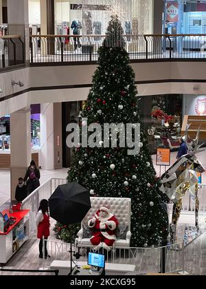 Homme habillé comme le Père Noël portant un masque pour le protéger du nouveau coronavirus (COVID-19) alors qu'il attend que les enfants posent pour une photo avec lui dans un centre commercial pendant la saison de Noël à Toronto, Ontario, Canada sur 09 décembre 2021. L'Ontario signale aujourd'hui près de 1 300 nouveaux cas de COVID-19, soit le nombre le plus élevé de cas par jour dans la province depuis plus de six mois. Les responsables de la santé provinciaux ont enregistré 1 290 nouvelles infections aujourd'hui, contre 1 009 mercredi et 959 il y a une semaine. Le total d'aujourd'hui est le nombre de cas quotidien le plus élevé signalé en Ontario depuis le 24 mai, où se sont élevées 1 446 000 infections Banque D'Images