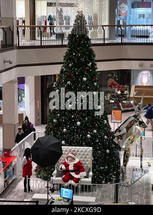 Homme habillé comme le Père Noël portant un masque pour le protéger du nouveau coronavirus (COVID-19) alors qu'il attend que les enfants posent pour une photo avec lui dans un centre commercial pendant la saison de Noël à Toronto, Ontario, Canada sur 09 décembre 2021. L'Ontario signale aujourd'hui près de 1 300 nouveaux cas de COVID-19, soit le nombre le plus élevé de cas par jour dans la province depuis plus de six mois. Les responsables de la santé provinciaux ont enregistré 1 290 nouvelles infections aujourd'hui, contre 1 009 mercredi et 959 il y a une semaine. Le total d'aujourd'hui est le nombre de cas quotidien le plus élevé signalé en Ontario depuis le 24 mai, où se sont élevées 1 446 000 infections Banque D'Images
