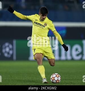 Gerard Moreno (Villarreal CF) tire le ballon lors du match de football de la Ligue des champions de l'UEFA Atalanta BC vs Villarreal sur 09 décembre 2021 au stade Gewiss de Bergame, Italie (photo de Francesco Scaccianoce/LiveMedia/NurPhoto) Banque D'Images