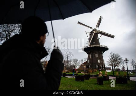 L'un des sites les plus reconnaissables de la ville de Leiden est le Molen de Valk, un moulin à vent construit en 1785. Il se trouve près de la gare centrale de Leiden, où les visiteurs passent sur le chemin de la ville. Sur 9 décembre 2021. (Photo par Romy Arroyo Fernandez/NurPhoto) Banque D'Images