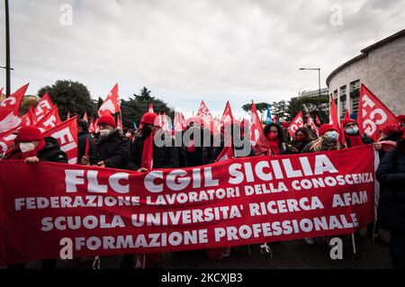 Manifestation des syndicats avec des étudiants et des enseignants à Rome à l'occasion de la grève nationale du secteur, à 10 décembre 2021. (Photo par Andrea Ronchini/NurPhoto) Banque D'Images