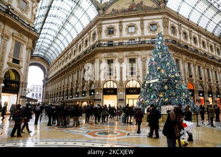 Ambiance de Noël à Milan, en Italie, sur 10 décembre 2021. L'arbre de Noël Swarovski annuel à la galerie Vittorio Emanuele (photo de Mairo Cinquetti/NurPhoto) Banque D'Images