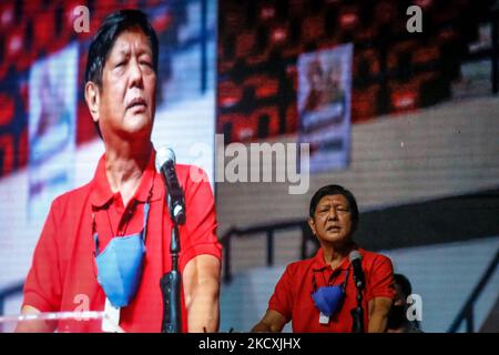 L'aspirant présidentiel Ferdinand Marcos Jr. Et l'aspirant vice-présidentiel Sara Duterte parlent de leur rassemblement politique dans la province de Rizal, aux Philippines, sur 11 décembre 2021. Bong Bong Marcos, le seul fils du défunt dictateur, se présente à la présidence aux élections Philippines de 2022. Après avoir perdu la course à la vice-présidence contre le vice-président Leni Robredo lors des élections de 2016, Marcos Jr. Tente de se présenter à la plus haute position aux Philippines avec son aspirant vice-président, Sara Duterte-Carpio. Maire de Davao et fille du président philippin Rodrigo Duterte. (Photo par Ryan Eduard Benaid/Nur Banque D'Images