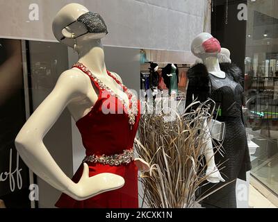 Mannequins présentant des robes de soirée de créateurs portant des masques dans la fenêtre d'un magasin haut de gamme lors de la pandémie du nouveau coronavirus (COVID-19) à Toronto, Ontario, Canada sur 10 décembre 2021. L'Ontario continue d'observer une augmentation du nombre de nouveaux cas de COVID-19, avec plus de 1 400 infections confirmées au cours des 24 dernières heures, soit le total le plus élevé en une journée depuis 23 mai 2021. Les responsables provinciaux de la santé ont enregistré 1 453 nouveaux cas aujourd'hui, contre 1 290 jeudi et 1 031 il y a une semaine. Parmi les nouveaux cas confirmés aujourd'hui, 613 concernent des personnes non vaccinées, 26 concernent des personnes partiellement immunisées, Banque D'Images