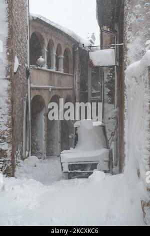 Une énorme chute de neige et tempête dans le village médiéval de Santo Stefano di Sessanio, l'Aquila (AQ), Italie, sur 11 décembre 2021. L'Italie est impliquée dans une énorme vague de mauvais temps avec des précipitations, de la neige et des températures glaciales. (Photo par Lorenzo Di Cola/NurPhoto) Banque D'Images