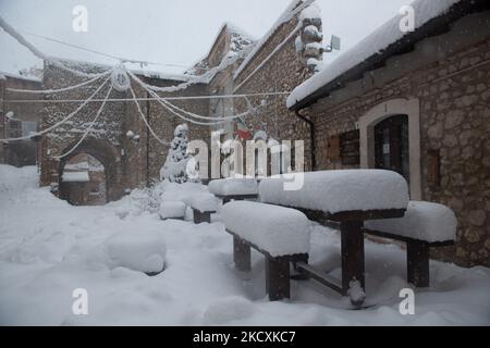 Une énorme chute de neige et tempête dans le village médiéval de Santo Stefano di Sessanio, l'Aquila (AQ), Italie, sur 11 décembre 2021. L'Italie est impliquée dans une énorme vague de mauvais temps avec des précipitations, de la neige et des températures glaciales. (Photo par Lorenzo Di Cola/NurPhoto) Banque D'Images