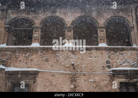 Une énorme chute de neige et tempête dans le village médiéval de Santo Stefano di Sessanio, l'Aquila (AQ), Italie, sur 11 décembre 2021. L'Italie est impliquée dans une énorme vague de mauvais temps avec des précipitations, de la neige et des températures glaciales. (Photo par Lorenzo Di Cola/NurPhoto) Banque D'Images