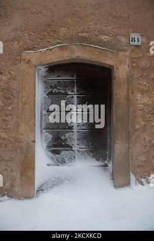 Une énorme chute de neige et tempête dans le village médiéval de Santo Stefano di Sessanio, l'Aquila (AQ), Italie, sur 11 décembre 2021. L'Italie est impliquée dans une énorme vague de mauvais temps avec des précipitations, de la neige et des températures glaciales. (Photo par Lorenzo Di Cola/NurPhoto) Banque D'Images