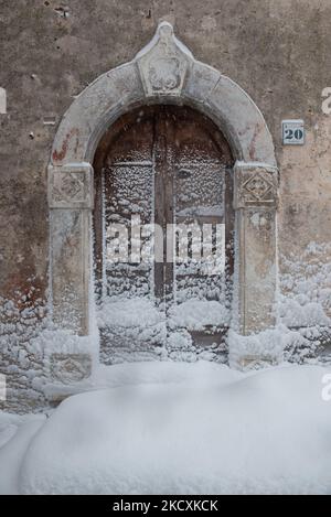 Une énorme chute de neige et tempête dans le village médiéval de Santo Stefano di Sessanio, l'Aquila (AQ), Italie, sur 11 décembre 2021. L'Italie est impliquée dans une énorme vague de mauvais temps avec des précipitations, de la neige et des températures glaciales. (Photo par Lorenzo Di Cola/NurPhoto) Banque D'Images