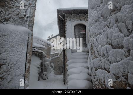 Une énorme chute de neige et tempête dans le village médiéval de Santo Stefano di Sessanio, l'Aquila (AQ), Italie, sur 11 décembre 2021. L'Italie est impliquée dans une énorme vague de mauvais temps avec des précipitations, de la neige et des températures glaciales. (Photo par Lorenzo Di Cola/NurPhoto) Banque D'Images