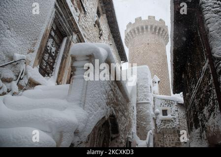 Une énorme chute de neige et tempête dans le village médiéval de Santo Stefano di Sessanio, l'Aquila (AQ), Italie, sur 11 décembre 2021. L'Italie est impliquée dans une énorme vague de mauvais temps avec des précipitations, de la neige et des températures glaciales. (Photo par Lorenzo Di Cola/NurPhoto) Banque D'Images