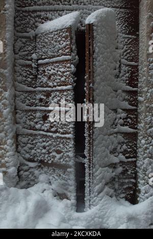 Une énorme chute de neige et tempête dans le village médiéval de Santo Stefano di Sessanio, l'Aquila (AQ), Italie, sur 11 décembre 2021. L'Italie est impliquée dans une énorme vague de mauvais temps avec des précipitations, de la neige et des températures glaciales. (Photo par Lorenzo Di Cola/NurPhoto) Banque D'Images