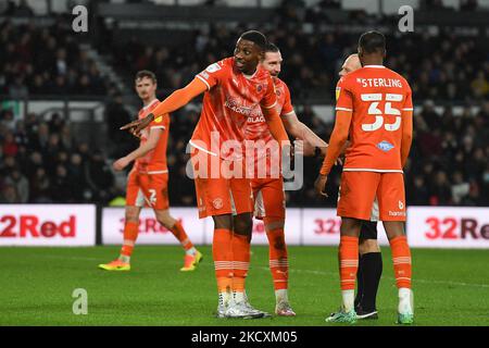 Marvin Ekpiteta de Blackpool gestes à l'arbitre, Andy Woolmer lors du match de championnat Sky Bet entre Derby County et Blackpool au Pride Park, Derby le samedi 11th décembre 2021. (Photo de Jon Hobley/MI News/NurPhoto) Banque D'Images