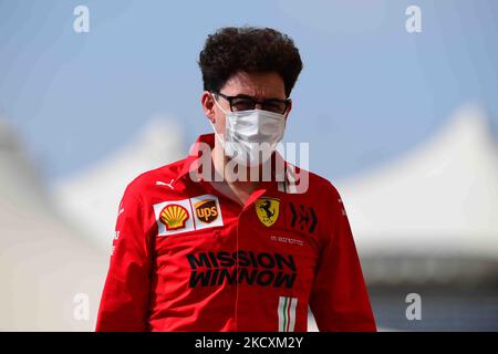 Le directeur de l'équipe de Scuderia Ferrari, Mattia Binotto, est arrivé au paddock avant la séance de qualification de la dernière course de l'année dans le circuit de Oui Marina, sur l'île de Oui, à Abu Dhabi, aux Émirats arabes Unis, le 11 décembre 2021 (photo d'Andrea Diodato/NurPhoto) Banque D'Images