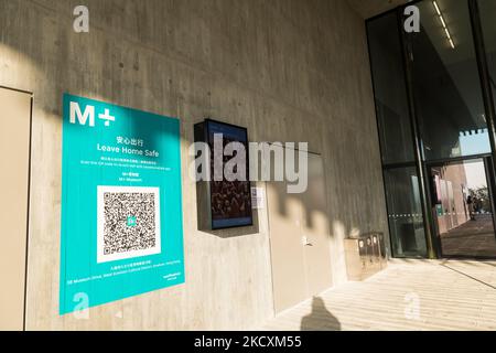 Hong Kong, Chine, 11 décembre 2021, Un énorme code QR pour l'application de recherche de contacts du gouvernement de Hong Kong « Leave Home Safe » peut être vu sur le mur du musée M+. (Photo de Marc Fernandes/NurPhoto) Banque D'Images