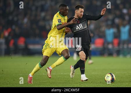 Leo Messi du PSG et Randal Kolo Muani de Nantes concourent pour le bal lors du match de la Ligue 1 Uber Eats entre Paris Saint Germain et le FC Nantes au Parc des Princes sur 20 novembre 2021 à Paris, France. (Photo de Jose Breton/Pics action/NurPhoto) Banque D'Images