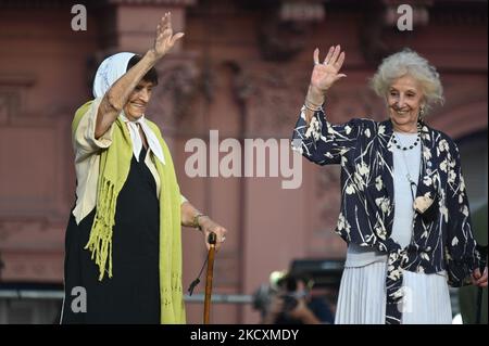 Les mères de Tati Almeida, membre de la Plaza de Mayo, à gauche, et la présidente d'Estela de Carlotto des grands-mères de la Plaza de Mayo arrivent à un événement célébrant le 38th anniversaire du retour de la démocratie dans le pays à Buenos Aires, en Argentine. (Photo de Mario de Fina/NurPhoto) Banque D'Images