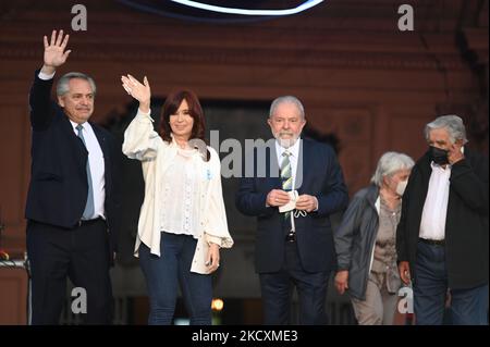 Le président argentin Alberto Fernandez, la vice-présidente Cristina Fernandez, l'ancien président brésilien Luiz Inacio Lula da Silva et José 'Pepe' Mujica, l'ancien président uruguayen, arrivent de gauche à droite à un événement pour célébrer le 38th anniversaire du retour de la démocratie dans le pays à Buenos Aires, en Argentine, le vendredi 10 décembre 2021. (Photo de Mario de Fina/NurPhoto) Banque D'Images