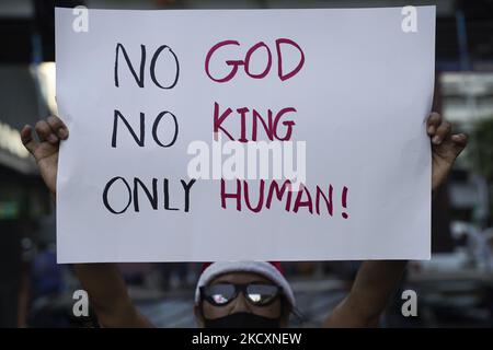 Un manifestant thaïlandais tient une bannière lors d'une manifestation demandant l'abolition de la loi de la majorité judiciaire de l'article 112 à Bangkok, Thaïlande, le 12 décembre 2021. (Photo par Anusak Laowilas/NurPhoto) Banque D'Images