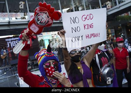 Les manifestants détiennent une bannière lors d'une manifestation demandant l'abolition de la loi de la majorité judiciaire de l'article 112 à Bangkok, Thaïlande, le 12 décembre 2021. (Photo par Anusak Laowilas/NurPhoto) Banque D'Images