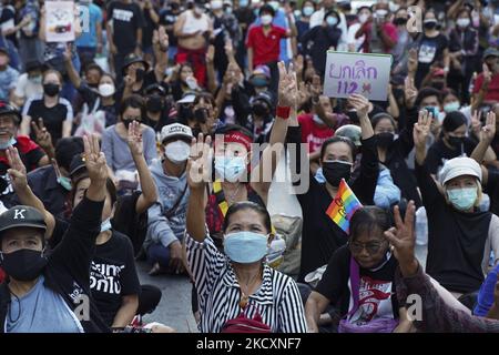 Le manifestant lance trois coups de doigt lors d'une manifestation appelant à l'abolition de la loi de la lèse majeste de l'article 112 du code pénal à Bangkok, en Thaïlande, le 12 décembre 2021. (Photo par Anusak Laowilas/NurPhoto) Banque D'Images