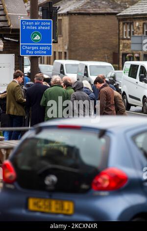 Trafic approchant la quatrième zone d'air pur en Angleterre lancée dans le centre-ville de Bradford, exploitée par le conseil de district métropolitain de Bradford (conseil de Bradford). Le programme de Bradford rejoint d'autres zones Air pur (ZAC) lancées depuis le début de 2021 à Bath, Birmingham et Portsmouth, ainsi qu'une zone zéro émission (ZEZ) à Oxford. Les ZAC et ZEZs sont conçues pour améliorer la qualité de l'air dans une zone géographique définie d'un centre-ville, où les autorités locales facturent certains véhicules dont la catégorie d'émissions n'est pas conforme à une norme spécifiée (généralement Euro 6 Diesel ou Euro 4 Pétrol). Banque D'Images