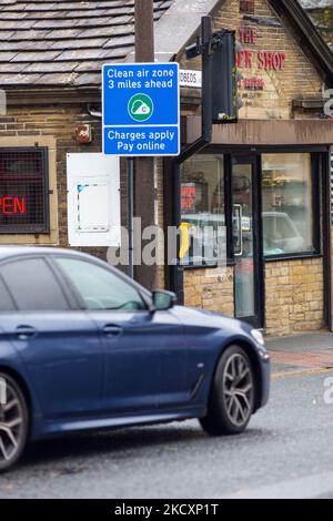 Trafic approchant la quatrième zone d'air pur en Angleterre lancée dans le centre-ville de Bradford, exploitée par le conseil de district métropolitain de Bradford (conseil de Bradford). Le programme de Bradford rejoint d'autres zones Air pur (ZAC) lancées depuis le début de 2021 à Bath, Birmingham et Portsmouth, ainsi qu'une zone zéro émission (ZEZ) à Oxford. Les ZAC et ZEZs sont conçues pour améliorer la qualité de l'air dans une zone géographique définie d'un centre-ville, où les autorités locales facturent certains véhicules dont la catégorie d'émissions n'est pas conforme à une norme spécifiée (généralement Euro 6 Diesel ou Euro 4 Pétrol). Banque D'Images