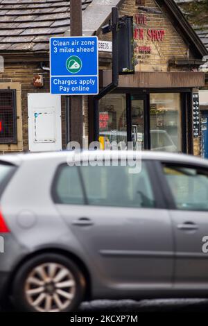 Trafic approchant la quatrième zone d'air pur en Angleterre lancée dans le centre-ville de Bradford, exploitée par le conseil de district métropolitain de Bradford (conseil de Bradford). Le programme de Bradford rejoint d'autres zones Air pur (ZAC) lancées depuis le début de 2021 à Bath, Birmingham et Portsmouth, ainsi qu'une zone zéro émission (ZEZ) à Oxford. Les ZAC et ZEZs sont conçues pour améliorer la qualité de l'air dans une zone géographique définie d'un centre-ville, où les autorités locales facturent certains véhicules dont la catégorie d'émissions n'est pas conforme à une norme spécifiée (généralement Euro 6 Diesel ou Euro 4 Pétrol). Banque D'Images