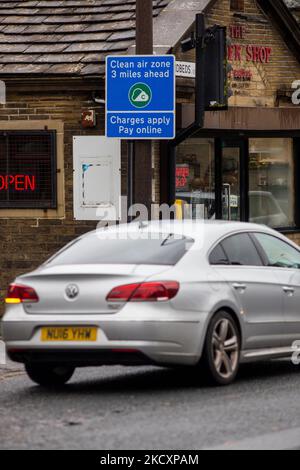 Trafic approchant la quatrième zone d'air pur en Angleterre lancée dans le centre-ville de Bradford, exploitée par le conseil de district métropolitain de Bradford (conseil de Bradford). Le programme de Bradford rejoint d'autres zones Air pur (ZAC) lancées depuis le début de 2021 à Bath, Birmingham et Portsmouth, ainsi qu'une zone zéro émission (ZEZ) à Oxford. Les ZAC et ZEZs sont conçues pour améliorer la qualité de l'air dans une zone géographique définie d'un centre-ville, où les autorités locales facturent certains véhicules dont la catégorie d'émissions n'est pas conforme à une norme spécifiée (généralement Euro 6 Diesel ou Euro 4 Pétrol). Banque D'Images