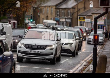 Trafic approchant la quatrième zone d'air pur en Angleterre lancée dans le centre-ville de Bradford, exploitée par le conseil de district métropolitain de Bradford (conseil de Bradford). Le programme de Bradford rejoint d'autres zones Air pur (ZAC) lancées depuis le début de 2021 à Bath, Birmingham et Portsmouth, ainsi qu'une zone zéro émission (ZEZ) à Oxford. Les ZAC et ZEZs sont conçues pour améliorer la qualité de l'air dans une zone géographique définie d'un centre-ville, où les autorités locales facturent certains véhicules dont la catégorie d'émissions n'est pas conforme à une norme spécifiée (généralement Euro 6 Diesel ou Euro 4 Pétrol). Banque D'Images