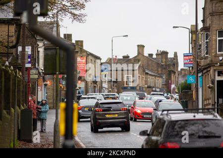 Trafic approchant la quatrième zone d'air pur en Angleterre lancée dans le centre-ville de Bradford, exploitée par le conseil de district métropolitain de Bradford (conseil de Bradford). Le programme de Bradford rejoint d'autres zones Air pur (ZAC) lancées depuis le début de 2021 à Bath, Birmingham et Portsmouth, ainsi qu'une zone zéro émission (ZEZ) à Oxford. Les ZAC et ZEZs sont conçues pour améliorer la qualité de l'air dans une zone géographique définie d'un centre-ville, où les autorités locales facturent certains véhicules dont la catégorie d'émissions n'est pas conforme à une norme spécifiée (généralement Euro 6 Diesel ou Euro 4 Pétrol). Banque D'Images