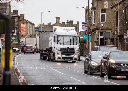 Trafic approchant la quatrième zone d'air pur en Angleterre lancée dans le centre-ville de Bradford, exploitée par le conseil de district métropolitain de Bradford (conseil de Bradford). Le programme de Bradford rejoint d'autres zones Air pur (ZAC) lancées depuis le début de 2021 à Bath, Birmingham et Portsmouth, ainsi qu'une zone zéro émission (ZEZ) à Oxford. Les ZAC et ZEZs sont conçues pour améliorer la qualité de l'air dans une zone géographique définie d'un centre-ville, où les autorités locales facturent certains véhicules dont la catégorie d'émissions n'est pas conforme à une norme spécifiée (généralement Euro 6 Diesel ou Euro 4 Pétrol). Banque D'Images